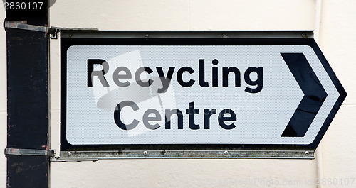 Image of Signpost points right to a Recycling Centre
