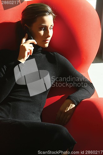 Image of businesswoman talking on mobile phone wmnb