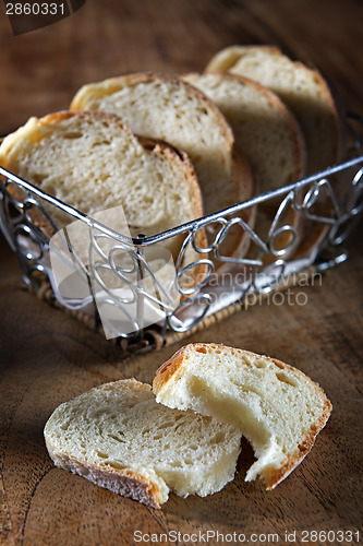 Image of basket with baguette