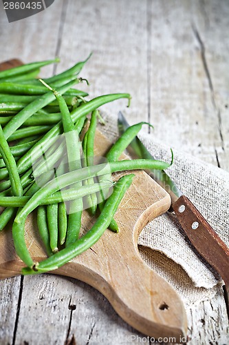 Image of green string beans and knife 