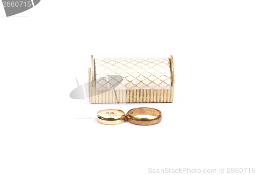 Image of Arrangement with wedding rings