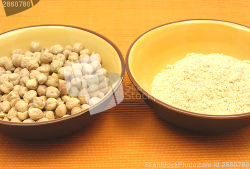 Image of Two bowls of ceramic with garbanzos and flour of garbanzos