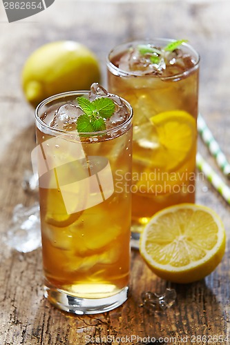 Image of two glasses of iced tea with lemon