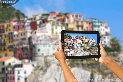 Image of Manorola Woman taking pictures on a tablet