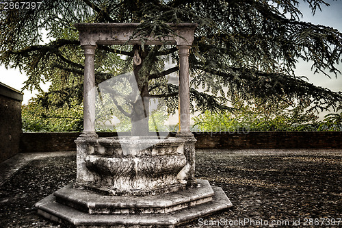 Image of the well of the fortress