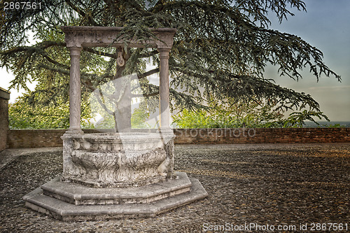 Image of the well of the fortress