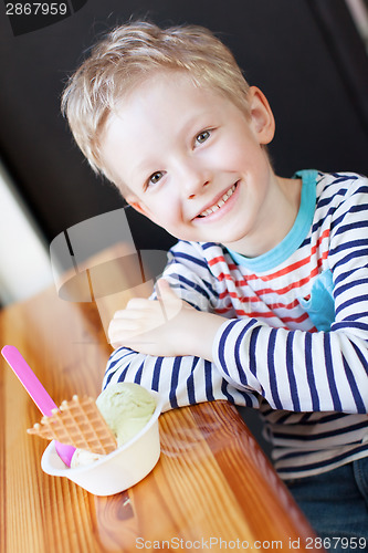 Image of kid at cafe
