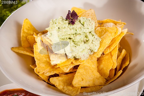 Image of Crisp corn nachos with guacamole sauce