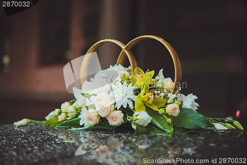 Image of Wedding rings on the car