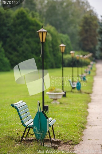 Image of park bench in row, selective focus on first