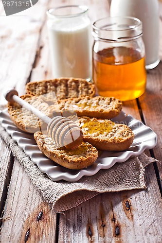 Image of crackers, milk and honey 