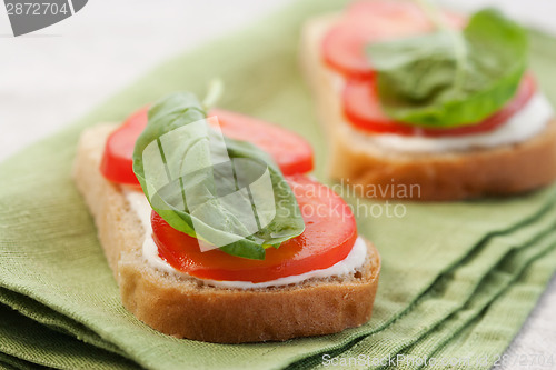 Image of Sandwich with tomato and spinach