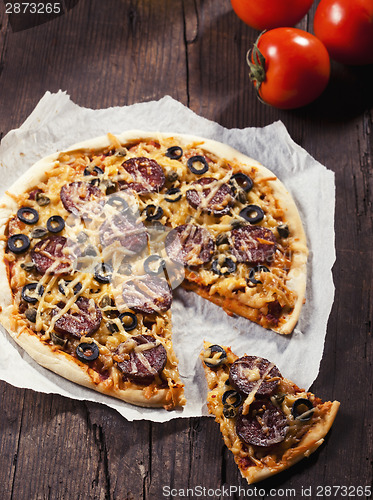 Image of Tasty salami pizza