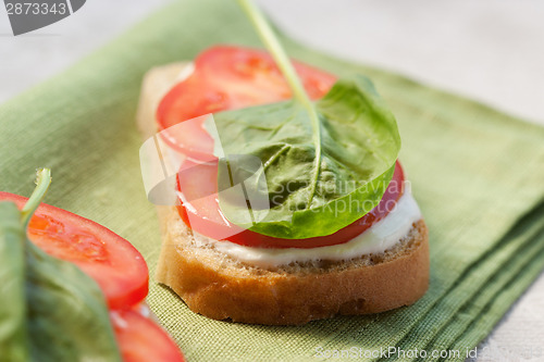 Image of Sandwich with tomato and spinach