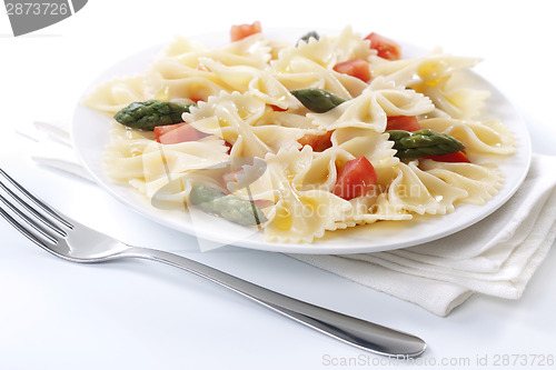 Image of Farfalle, tomato and asparagus salad