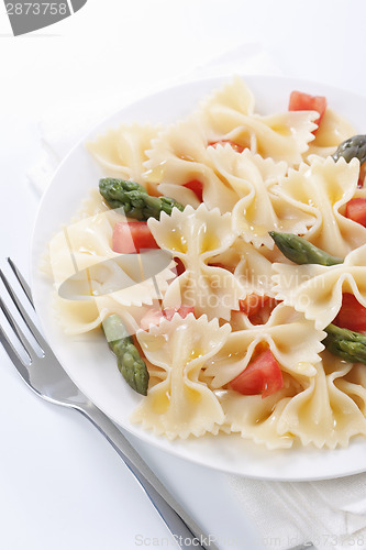 Image of Farfalle, tomato and asparagus salad