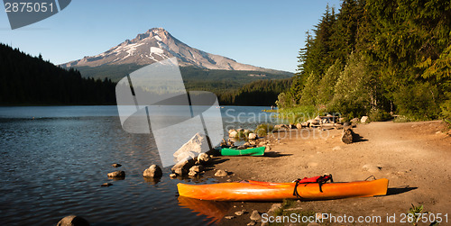 Image of Orange Green Kayaks Shoreline Trillium Lake Mt. Hood Orgon Casca