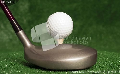 Image of 5 Wood Sitting in Front of Teed Up Golf Ball