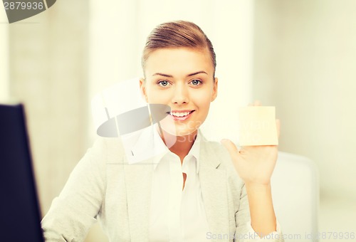 Image of smiling businesswoman showing sticky note