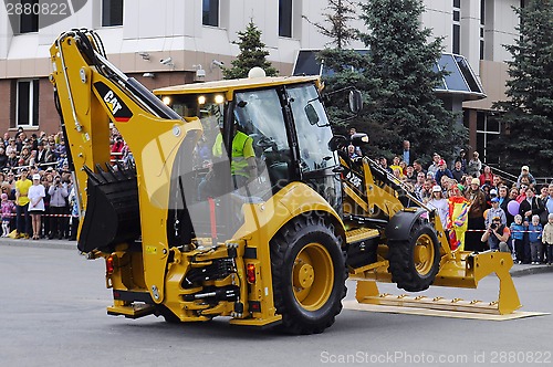 Image of City Day of Tyumen, on July 26, 2014, show of dancing excavators
