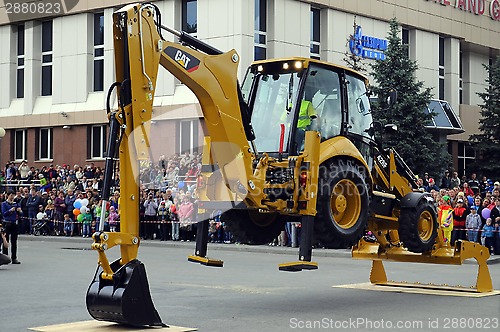 Image of City Day of Tyumen, on July 26, 2014, show of dancing excavators