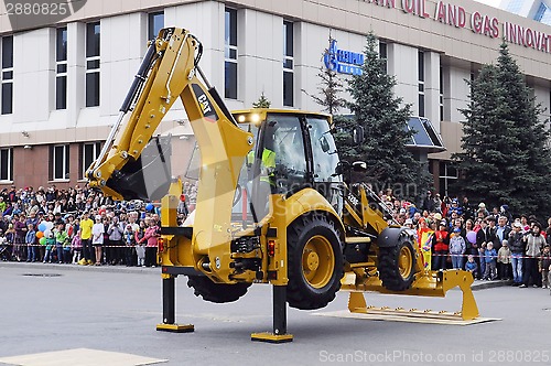 Image of City Day of Tyumen, on July 26, 2014, show of dancing excavators