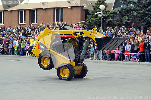 Image of City Day of Tyumen, on July 26, 2014, show of dancing excavators