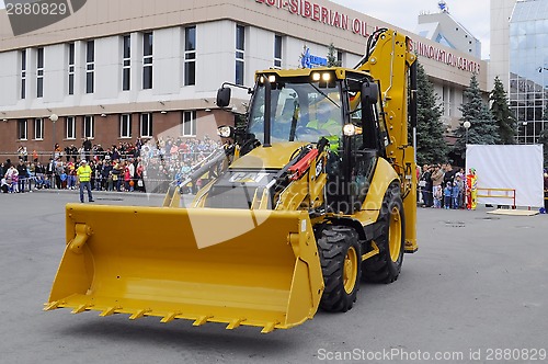 Image of City Day of Tyumen, on July 26, 2014, show of dancing excavators