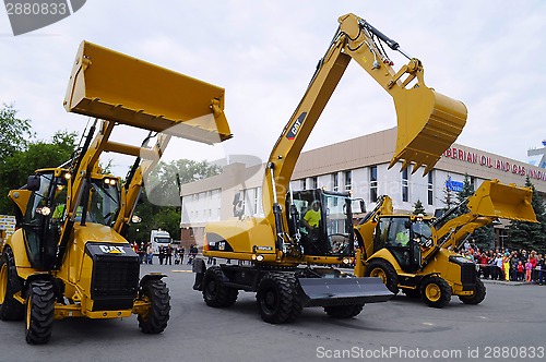 Image of City Day of Tyumen, on July 26, 2014, show of dancing excavators