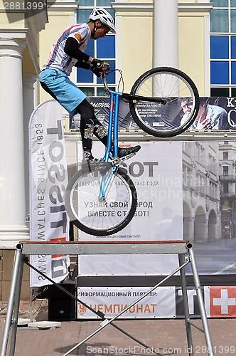 Image of  Mikhail Sukhanov performance, champions of Russia on a cycle tr