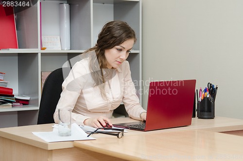 Image of Girl working in a laptop focused