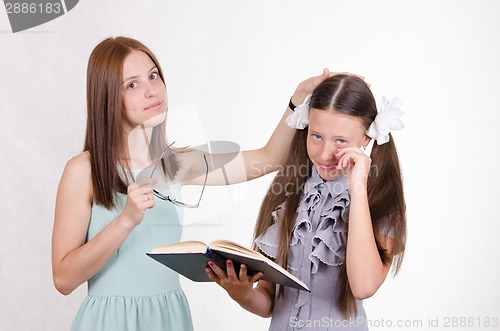 Image of Teacher calms the student did not do their homework