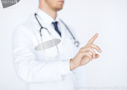 Image of doctor working with virtual screen