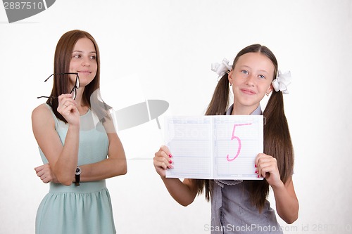 Image of teacher looks at joy of student from resulting five