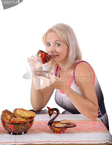 Image of The blonde drinks tea