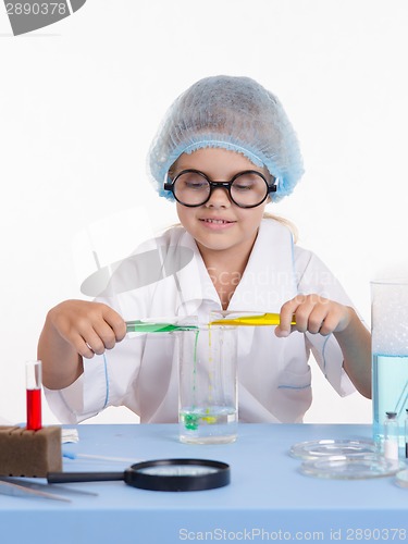 Image of Young chemist puts experience