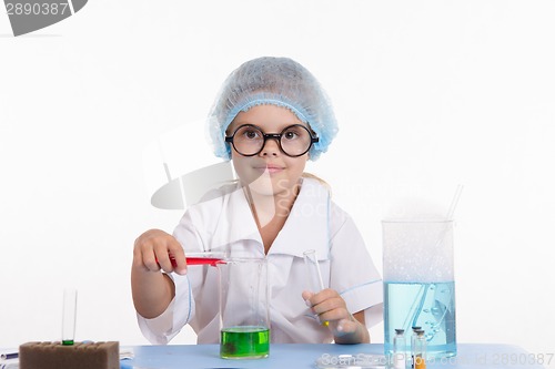 Image of Trainee pouring liquid in a flask