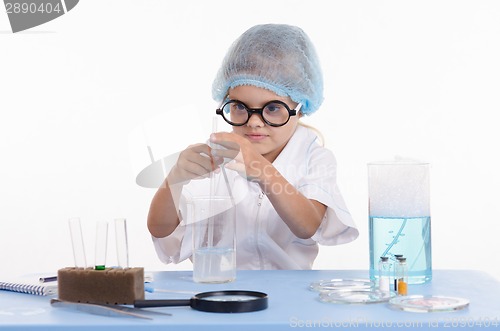 Image of Girl chemist gets a new formula of chemical compound