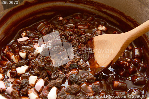 Image of Mixing raisins, marshmallows and melted chocolate