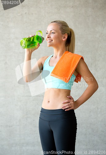 Image of woman with bottle of water in gym