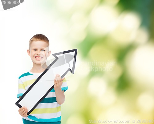 Image of smiling little boy with blank arrow pointing right