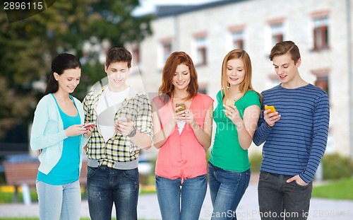 Image of smiling students with smartphones