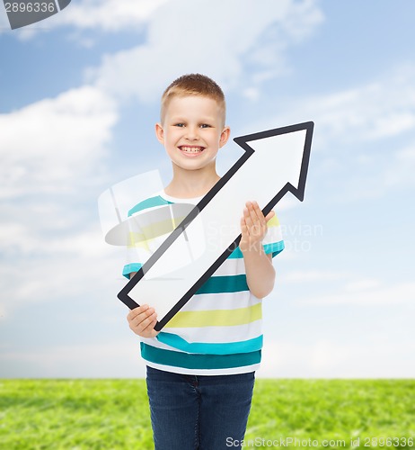 Image of smiling little boy with blank arrow pointing right