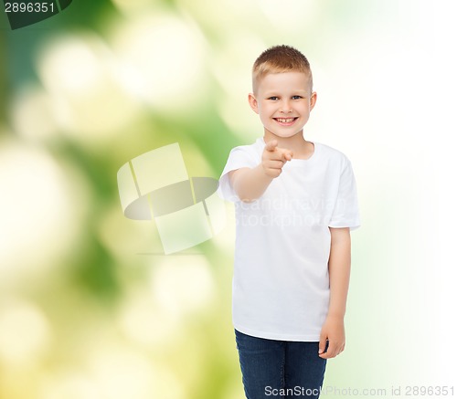 Image of little boy in white t-shirt pointing his finger
