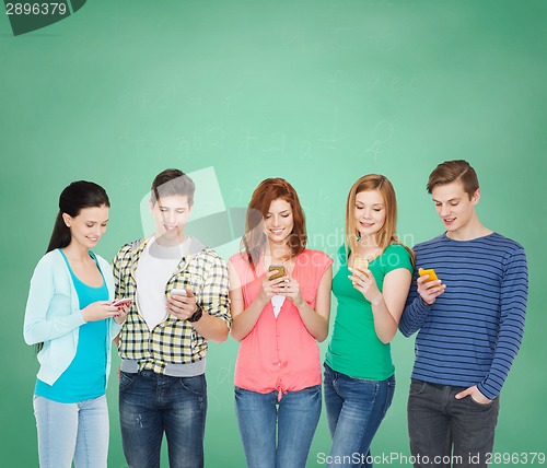 Image of smiling students with smartphones