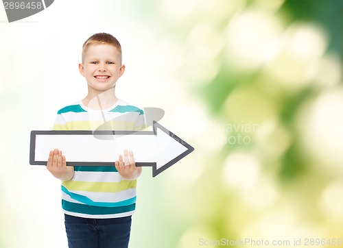 Image of smiling little boy with blank arrow pointing right