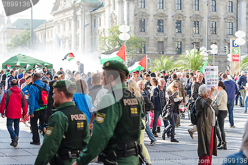 Image of German police to maintain order on the pro-Palestinian demonstra