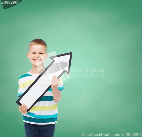 Image of smiling little boy with blank arrow pointing right