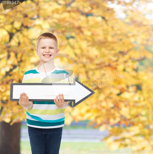 Image of smiling little boy with blank arrow pointing right