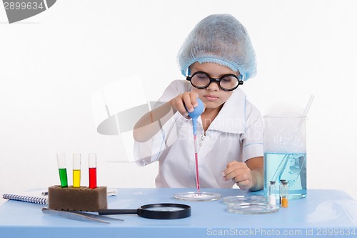 Image of Young Chemist dripping jet on powder